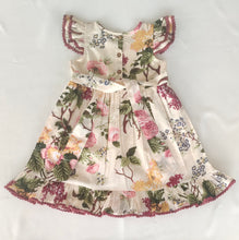 Robe fleurie beige avec détails en dentelle pour enfants et nourrissons