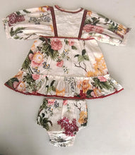 Robe florale beige avec finition en dentelle pour nourrissons, enfants et femmes.