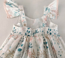 Charmante robe blanche pour enfants avec imprimé feuilles rose clair et détails en dentelle