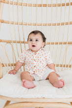 Ensemble chemise pour garçon imprimé à pois orange et short blanc