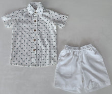 Ensemble chemise bleue à pois pour garçon et short blanc