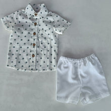 Set camicia da ragazzo con stampa a pois blu e pantaloncini bianchi