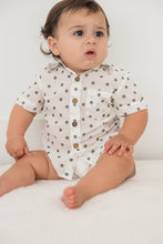 Set camicia da ragazzo con stampa a pois blu e pantaloncini bianchi