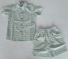 Set camicia e pantaloncini da ragazzo con stampa geometrica blu e salvia