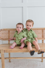 Set camicia e pantaloncini da ragazzo stampati verde salvia