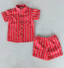 Set camicia e pantaloncini da ragazzo con stampa a strisce rosse