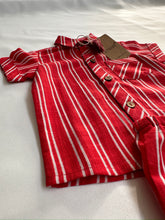 Set camicia e pantaloncini da ragazzo con stampa a strisce rosse