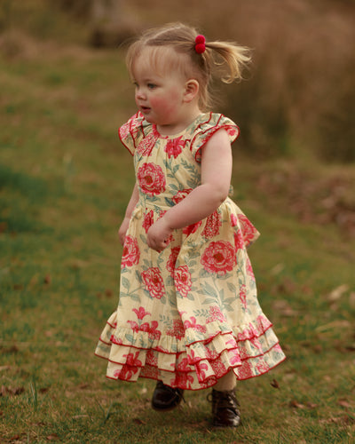 Adorabile vestito floreale rosso per bambini con maniche ad aletta e strati di volant