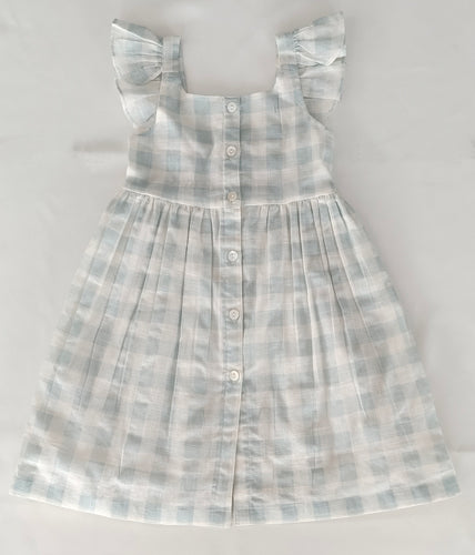 Robe élégante à manches courtes en carreaux bleus avec guêtres et détails de boutons coquillages.