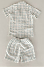 Set unisex da bambino con camicia e pantaloncini in cotone a quadri blu unisex con bottoni in legno