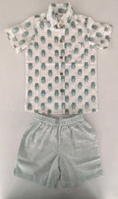 Set unisex per bambini con camicia in cotone con stampa Sage Booty e pantaloncini a righe