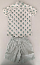 Set unisex per bambini con camicia in cotone con stampa Sage Booty e pantaloncini a righe