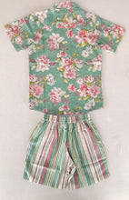 Completo unisex per bambini con camicia in cotone con stampa floreale verde e pantaloncini a righe