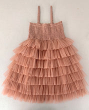 Robe en tulle à plusieurs niveaux rose poudré avec volants en filet de nylon et bretelles réglables