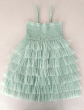 Abito in tulle a strati blu menta con volant in rete di nylon e spalline regolabili