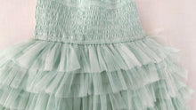 Abito in tulle a strati blu menta con volant in rete di nylon e spalline regolabili