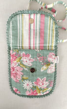 Petit sac fourre-tout vert à fleurs et rayures pour enfants avec fermeture magnétique et détails en dentelle