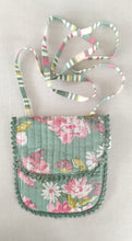 Petit sac fourre-tout vert à fleurs et rayures pour enfants avec fermeture magnétique et détails en dentelle