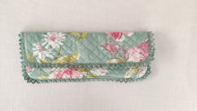 Trousse à crayons pour enfants en coton vert imprimé floral et rayé avec fermeture magnétique et détails en dentelle