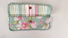 Trousse à crayons pour enfants en coton vert imprimé floral et rayé avec fermeture magnétique et détails en dentelle