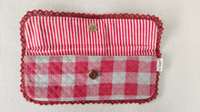 Trousse à crayons pour enfants en coton imprimé à carreaux et rayures rouges avec fermeture magnétique et détails en dentelle.