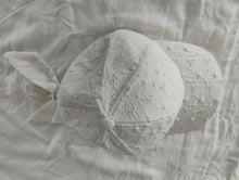 Embroidered Cap : WHITE. Infant : Toddler :Tween