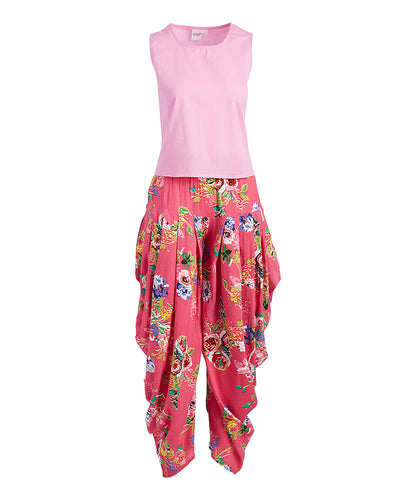 Top senza maniche rosa e pantaloni floreali