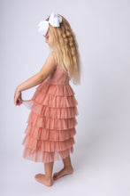 Robe en tulle à plusieurs niveaux rose poudré avec volants en filet de nylon et bretelles réglables