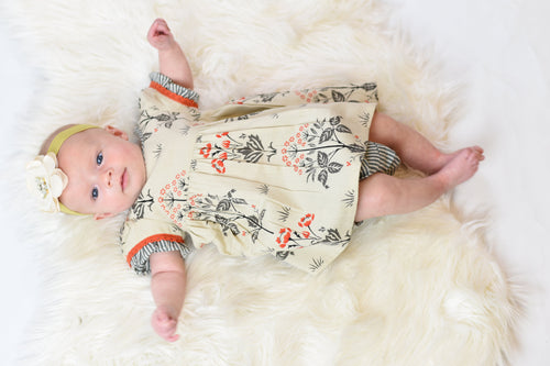 Robe droite à fleurs avec détails en dentelle orange contrastés et ensemble couvre-couche